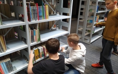 Chłopcy w trakcie poszukiwań książki